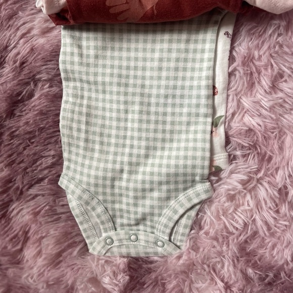 5 pk onesies - Picture 3 of 4